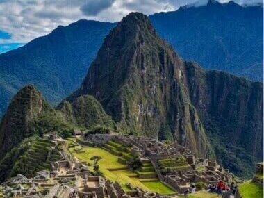Trekking de Choquequirao a Machu Picchu entre montañas andinas y sitios arqueológicos incas