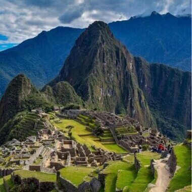 Trekking de Choquequirao a Machu Picchu entre montañas andinas y sitios arqueológicos incas