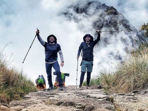 Camino Inca a Machu Picchu con vista a montañas andinas y sendero histórico